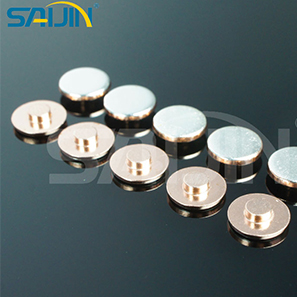 Why does a silver rivet contact with AgSnO₂ face survive twice as many switching cycles as a pure silver contact in a 32A AC load?